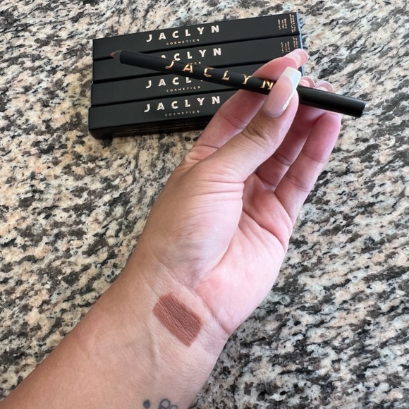 “COFFEE CAKE” Jaclyn Cosmetics Poutspoken Lip Liner - Picture 5 of 10